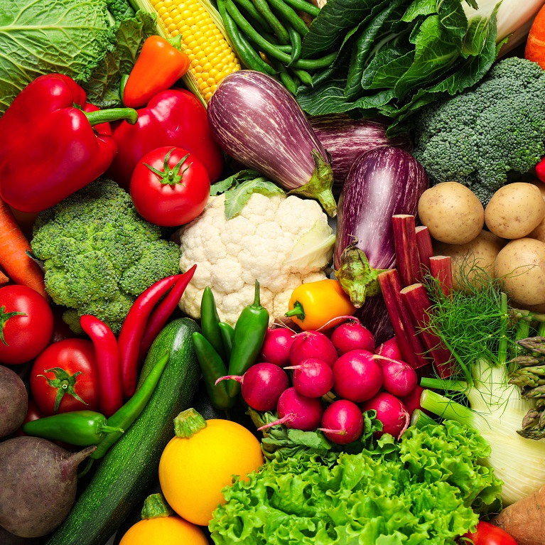 Vistazo de frutas y verduras de todos los grupos de colores de fitonutrientes: rojo, naranja/amarillo, verde, azul/morado y blanco.